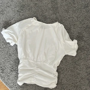 Vit kortärmad topp - Snygg vit tröja