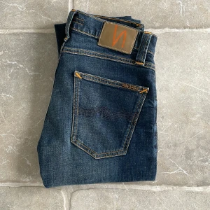  Nudie Jeans tight long John  - Nudie Jeans tight long John w27 L30. Jeansen är i mycket bra skick! 