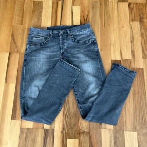 Grå dondup jeans  - Dondup jeans, storlek W28-29 längd 32. Själv har jag W 28 men jeansen sitter lite löst vid waist, på mig sitter dem slim. Kom med bud, ställ gärna frågor.