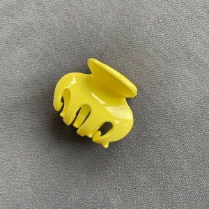 Gul hårklämma - Köpt på en lokal butik i Kalmar