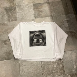 Yeezy bully long sleeve size 1 - Säljer äkta yeezy bully album longsleeve köpt från yeezy.com. Tröjan är tillverkad i USA och har en oversized cropped passform. 