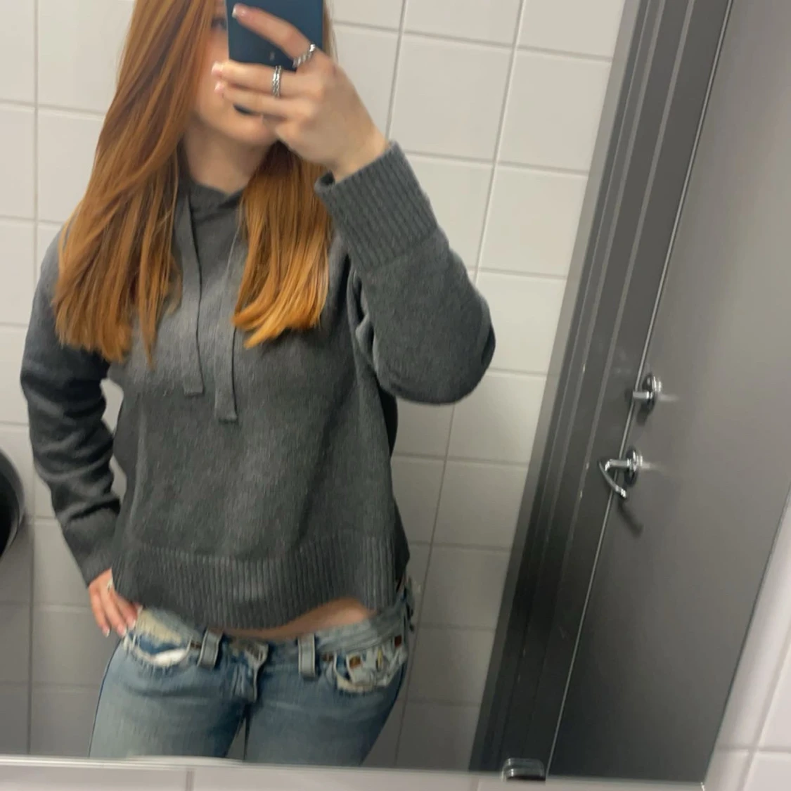 Grå stickad hoodie - 1