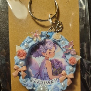 Handgjord Nyckelring  - Säljer en nyckelring. Gjorde av akryl och krämlim och pärlor. Perfekt som en söt accessoar eller present.