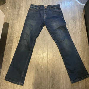 Denim Goods straight jeans - As schyssta marinblå straight jeans, sitter nog bäst mellan 180-184