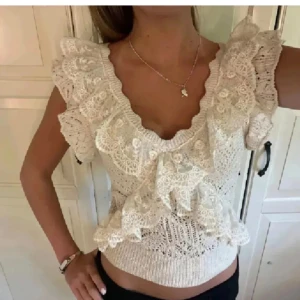 Topp från zara - Säljer denna söta topp från Zara i storlek M men passar mig som har S/XS. Använd fåtal gånger🤍