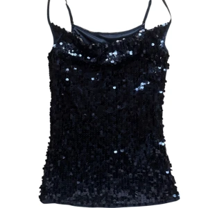 Svart y2k vintage fest paljettlinne/klänning  - Snyggt svart lite längre linne/kort klänning täckt med glittrande paljetter. Perfekt för en festlig kväll. Ingen size eller lapp men skulle säga passar en S bäst. 