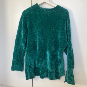 Grön stickad tröja från Pull&Bear - Säljer en snygg grön stickad tröja från Pull&Bear. Tröjan har en ribbad struktur och långa ärmar, perfekt för kyligare dagar. Den är i storlek S och har en avslappnad passform. Perfekt för att hålla sig varm och stilren.