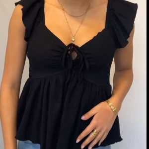 Svart topp - Säljer denna söta svarta toppen i storlek S. Använd fåtal gånger och är som ny.