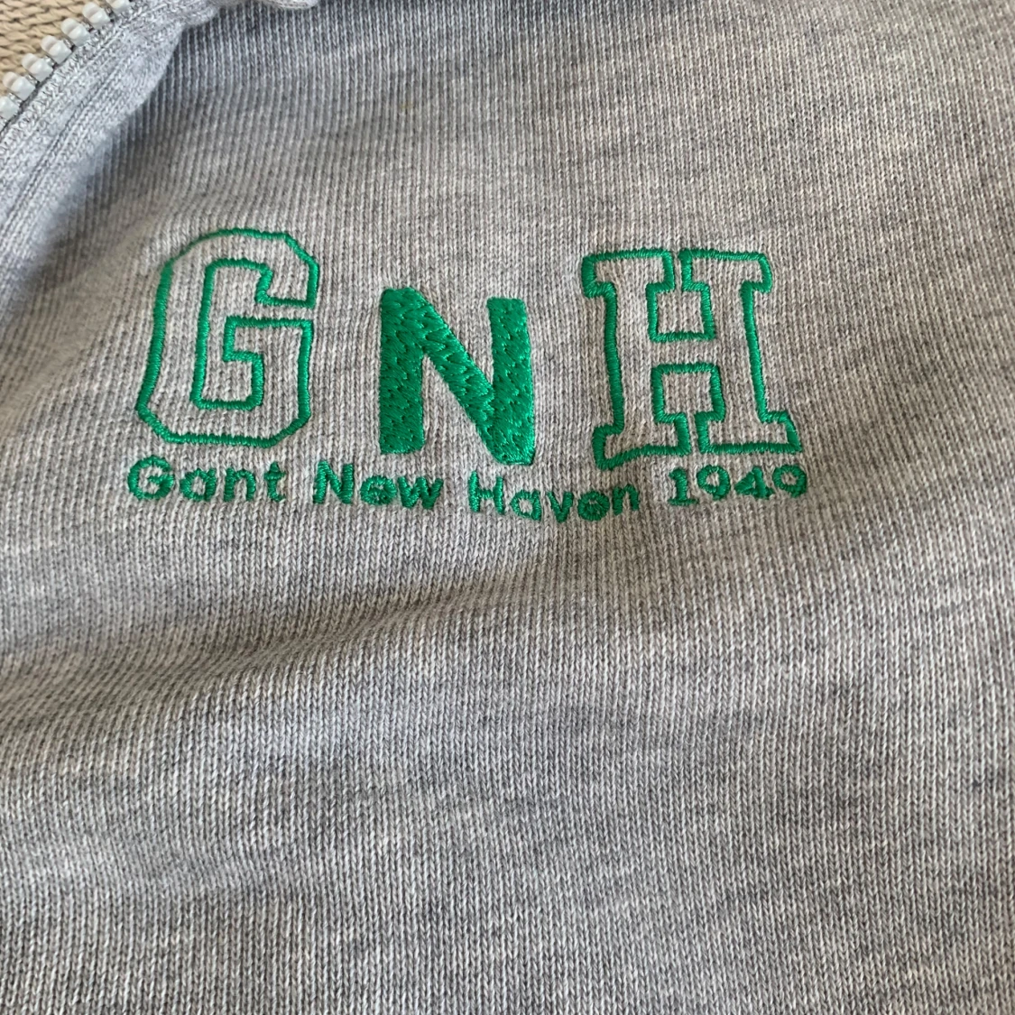 Grå zip hoodie från Gant - 3