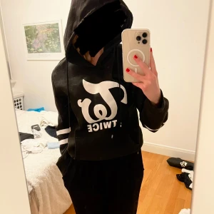 Svart TWICE hoodie - Svart TWICE hoodie med medlemmarnas namn på baksidan. Inte äkta merch. Använd max 3 gånger och har inga skador! Pris kan diskuteras!