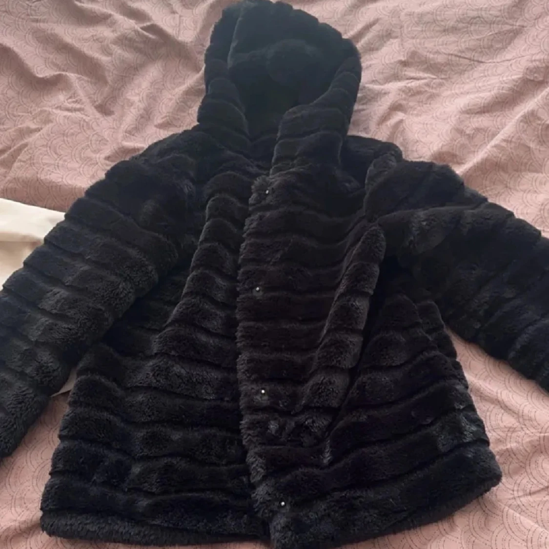 Svart pälsjacka med huva