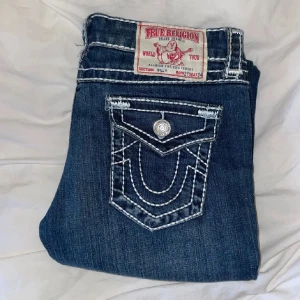 Blå jeans från True Religion - Köpte dessa här på plick men säljer dem vidare då de tyvärr är för små för mig. Dragkedjan är lite trasig men den går nog att laga. Lite slitage nere vid fötterna men de är inget man tänker på. Skriv för fler bilder eller om ni undrar något! 💕