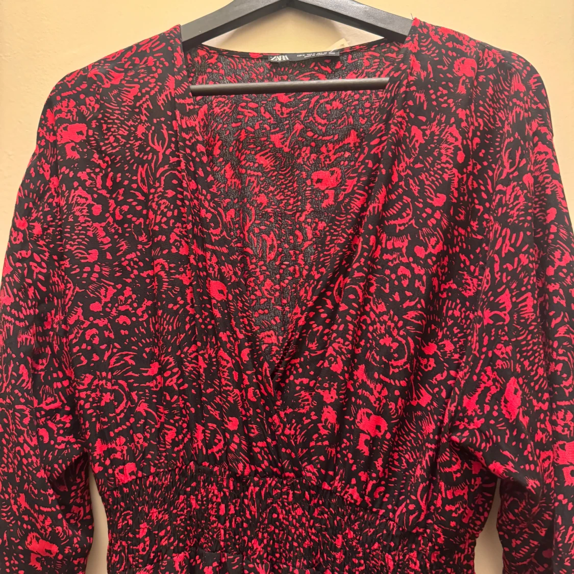 Svart och röd klänning från Zara - 1