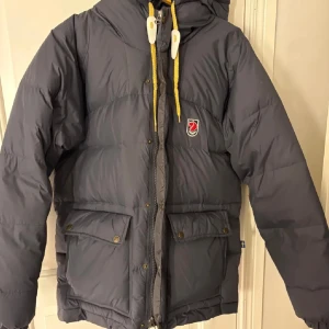 fjällräven jacka dam - det är en fjällräven jacka i den äldre modellen men inte använd endast provat då den för för liten för mig. storlek s. pris kan diskuteras i pm