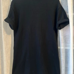Svart t-shirt klänning - Säljer en klassisk svart t-shirt klänning med korta ärmar. Passar till det mesta. 