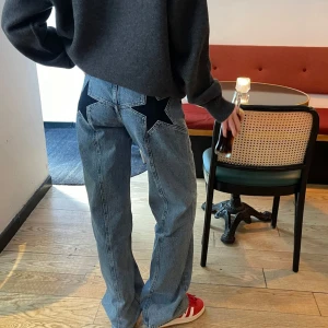 Jeans med stjärndetaljer - Jeans med  stjärnor i bak (svarta) från design by si. Kommer tyvärr inte längre till användning här. (Lånade bilder)