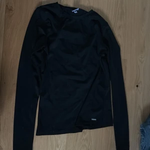 Svart långärmad tröja från aimn - Säljer en stilren svart långärmad tröja från aimn. Perfekt för kyligare dagar med sin enkla design och bekväma passform. Passar till det mesta och är ett måste i garderoben. Hör av dig vid intresse!