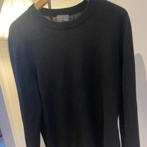 Svart 100% kashmirtröja från H&M. Nypris 899. - Säljer en elegant svart kashmirtröja från H&M. Tröjan har en klassisk rund hals och långa ärmar, perfekt för en stilren look. Den är tillverkad i 100% kashmir vilket ger en lyxig och mjuk känsla. Passar utmärkt för både vardag och mer uppklädda tillfällen.