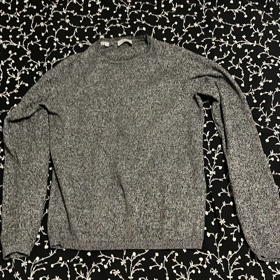 Grå stickad tröja - 1