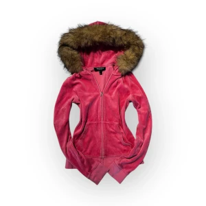 Juicy Couture fur zip up - Jag säljer denna fur zip upen från Juicy Couture i storleken XS. Skriv till mig för mått eller övriga frågor💞