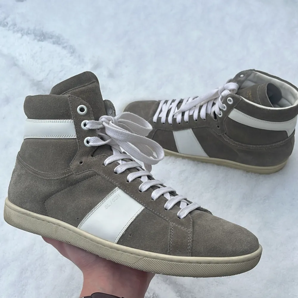 Säljer nu dessa sjukt feta saint laurent skor i absolut toppskick. Nypris ligger runt 7500kr men säljs nu för endast 2199kr. Skick: 9/10 sjukt jävla bra. Hör gärna av er vid funderingar!. Kengät.
