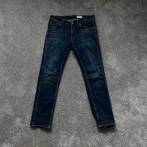Mörkblå Tiger of sweden jeans  - Snygga mörkblå jeans. Slim fit i storlek 30/32