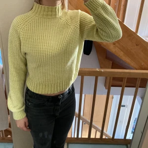 Stickad tröja - Stickad tröja i otroligt mysigt material. Finns en liten skada längst ner på framsidan.