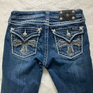 Blå jeans med strassdetaljer från Miss Me - Snygga blå jeans från Miss Me med unika strassdetaljer på backfickorna .de är i modellen straightleg men man kan enkelt sy om till bootcut ❤️