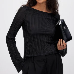 svart blus med öppen rygg - säljer en skitsnygg plisserad blus som är öppen i ryggen, säljer då jag aldrig använder den längre💗💗