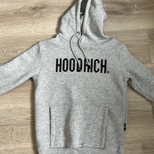 HOODRICH tröja storlek XS - Säljer en snygg hoodrich tröja med ett ganska bra skick, skriv vid frågor eller funderingar🙌🏼🙌🏼