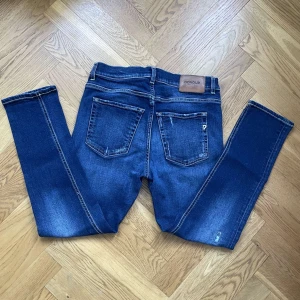 OG Dondup Jeans - Ett par riktigt feta Dondup jeans i storlek 28, slitningarna är för dig som vill sticka ut lite med ett par sköna jeans, slitningarna är design och inte en flaw. Eftersom detta är en äldre modell går den inte att hitta längre, nypris: Ca 4000kr, vårt pris: 850kr. Om du har någon fråga etc; skriv till oss så svarar vi snabbt!⚡️