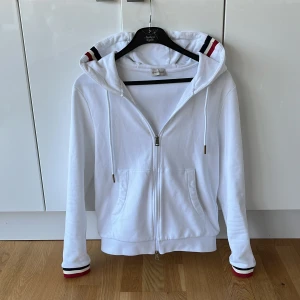 Moncler hoodie | Strl. M - Hej! Säljer nu min Moncler hoodie, pga den är liiite stor för mig samt tappat intresse av Moncler lite. 😊 Väldigt bra kvalité och skön! Inte original. Vid frågor eller funderingar är det bara att höra av sig! Skick: 10/10 (ny) Storlek: M