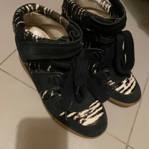 Isabel marant med zebra mönster  - Säljer dessa jättesnygga ISABEL MARANT med ett coolt zebra mönster. De har en inbyggd klack och passar till allting! 