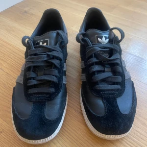 Svarta Adidas Samba sneakers - Snygga Adidas Samba sneakers i svart.  Klassisk design med detaljer som gör dem perfekta för vardagsbruk eller ett mer avslappnat tillfälle. Dem är i fint skick.  Nypris 1449kr. Rökfritt hem. Skickar paket som spårbart.