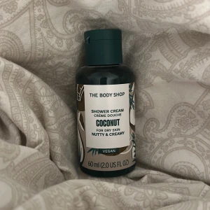 Coconut Shower Cream från The Body Shop - En krämig duschkräm med kokosdoft från The Body Shop. Perfekt för torr hud med en nötaktig och krämig känsla. Vegansk och kommer i en praktisk 60 ml flaska. Aldrig använd