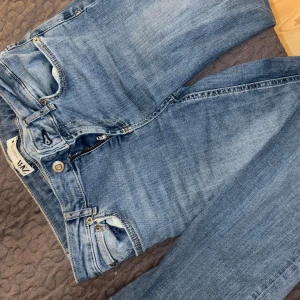 Blå jeans från Zara - Snygga blå lågmidjade bootcut jeans från Zara med klassisk femficksdesign och knappgylf. Jätte bra skick ❤️