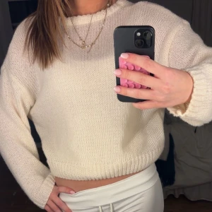 vit stickad - sååååå snygg stickad vit tröja! vet tyvärr inte märket. skriv för fler bilder💓