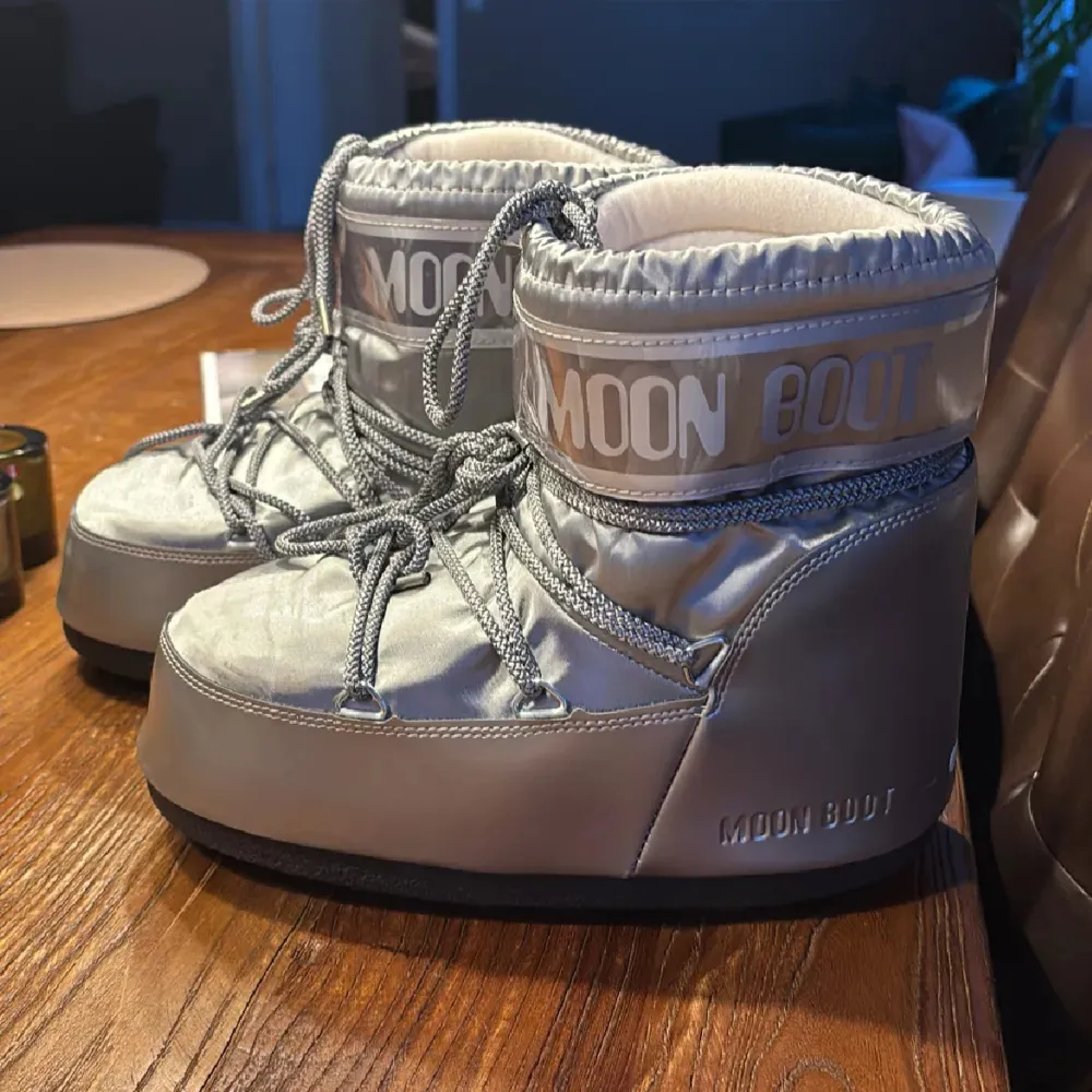 Moonboots i perfekt skick, ser nya ut. Silver passar 38-41.. Kengät.