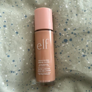 e.l.f. Halo Glow Liquid Filter - e.l.f. Halo Glow Liquid Filter i nyansen 3, Light/Medium. Endast testad och säljer då det inte är min färg. Pris kan diskuteras 