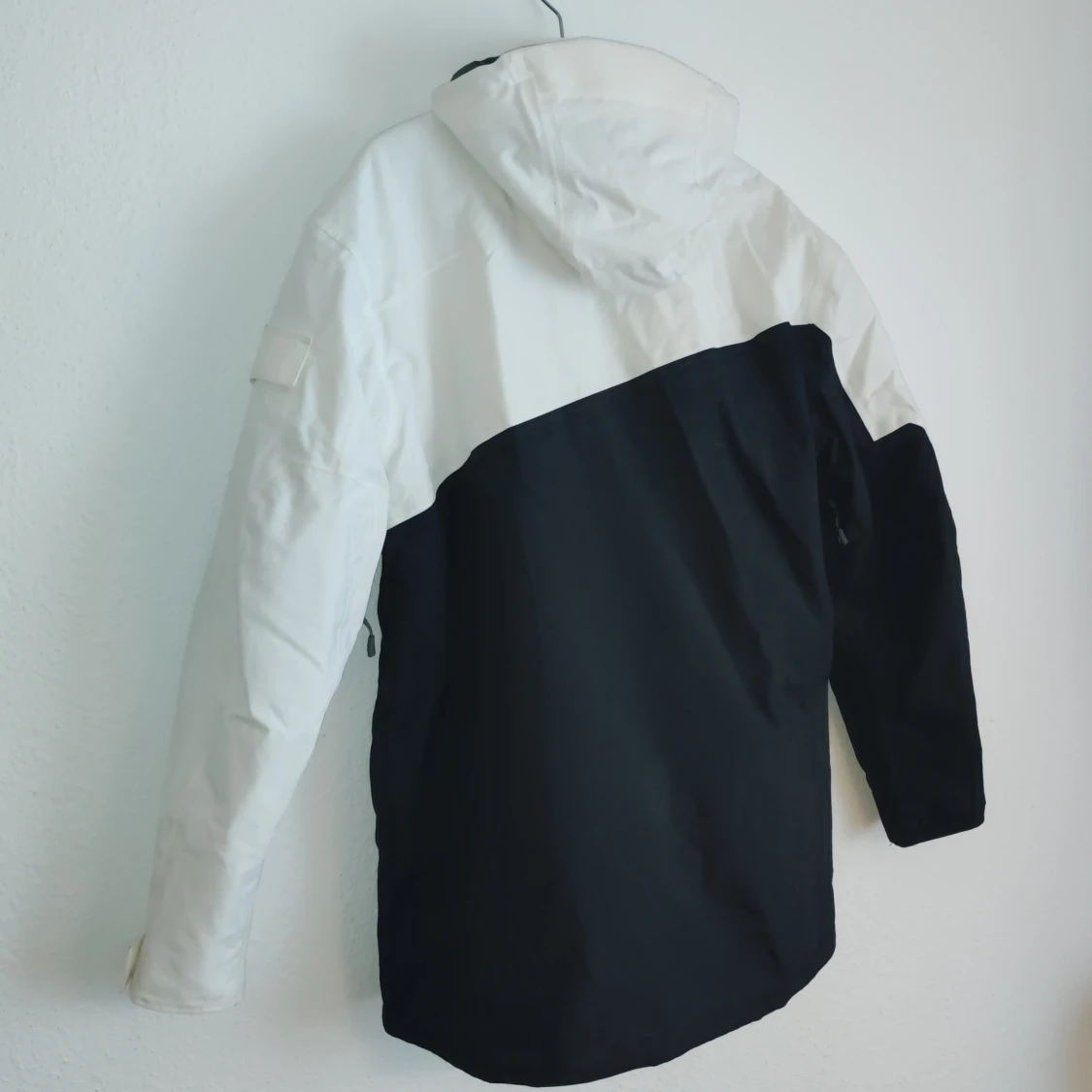 Svart och vit jacka från Peak Performance - 1