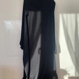 Svart jilbab - ALLA MINA JILBABS ÄR HELT NYA OCH OANVÄNDA - INKÖPSPRIS 🌸stl M