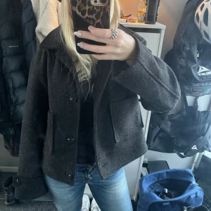 Brun ulljacka med knappar - Säljer en snygg ulljacka med knappar framtill. 