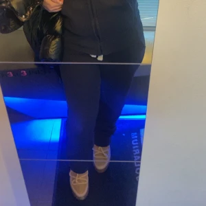 Mörkblåa russemerch byxor - Mörkblåa Russemerch byxor, använda ungefär 5 gånger så är i väldigt bra skick. Dom vita snörena på byxorna har blivit lite färgade av den blåa färgen på byxorna i tvätten men det syns knappt(se sista bilden).