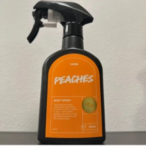 Peaches Body Spray från Lush - Fräsch och fruktig body spray från Lush med doft av persika. Kommer i en svart sprayflaska med orange etikett. Perfekt för att ge en uppfriskande känsla under dagen. Innehåller 200 ml. cirka 7 spray borta. Doft av persika