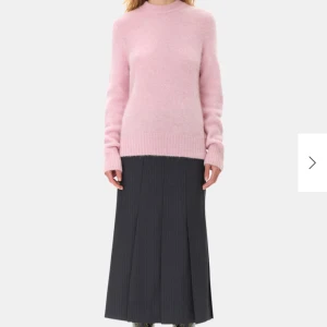 Rosa ganni tröja💗 - Intressekoll på min jätte mjuka & fina stickade tröja från ganni! Använd max 3 gånger 💞 Säg till för egna bilder!