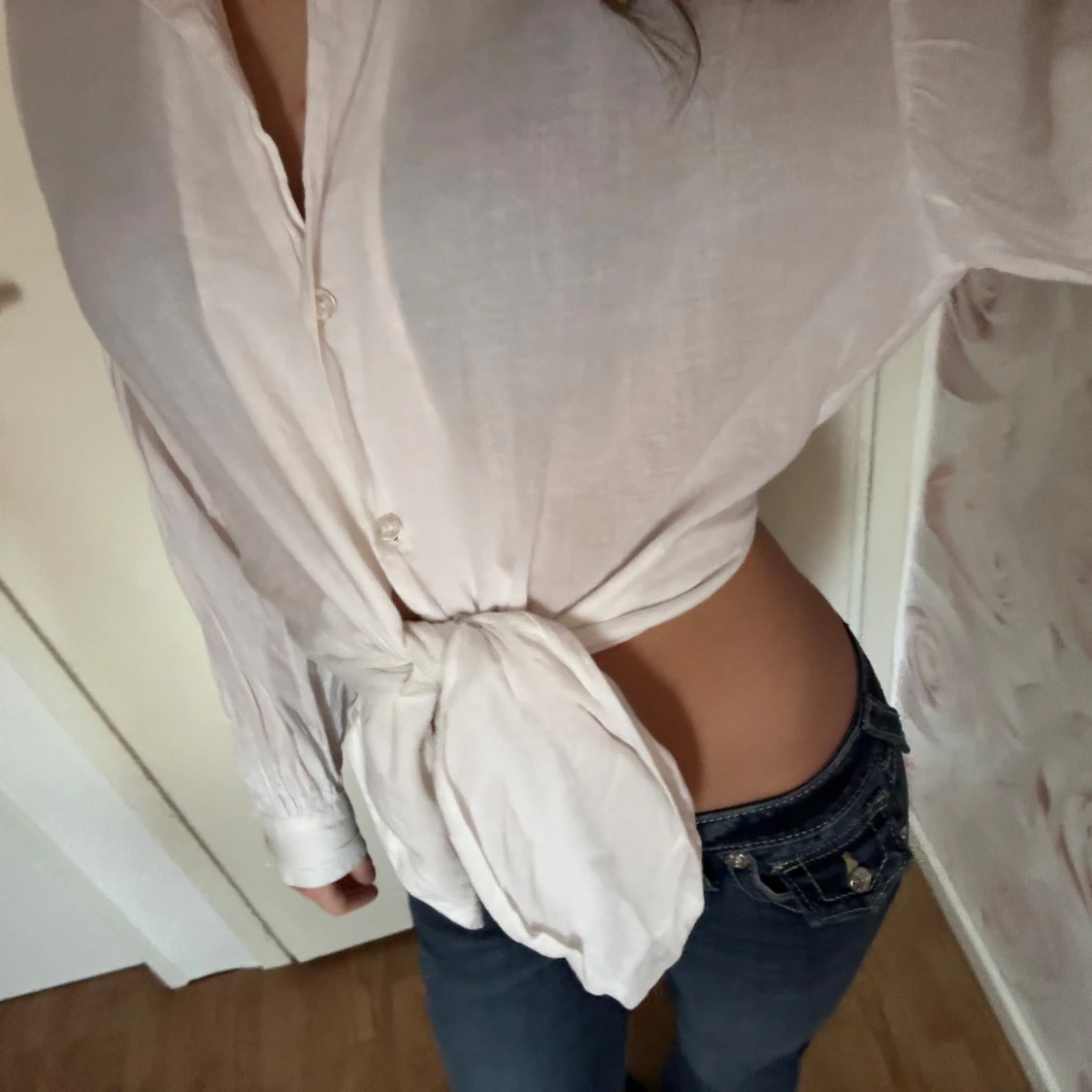 Vit knytblus från Gina Tricot