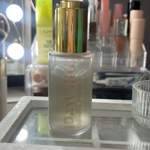 Tanning Drops från Ida Warg - Säljer Ida Warg Tanning Drops pga att jag inte använder! Den är jätte bra att blanda med en kräm på kvällen 💞 ganska mycket kvar💞 pris kan diskuteras 💞