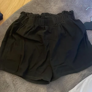 Svarta shorts med resårmidja - Snygga svarta shorts med bekväm resårmidja. Perfekta för en avslappnad stil. Passar bra till både vardag och sommaraktiviteter.