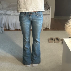 Lågmidjade jeans  - Utsvängda jeans med låg midja!!💕