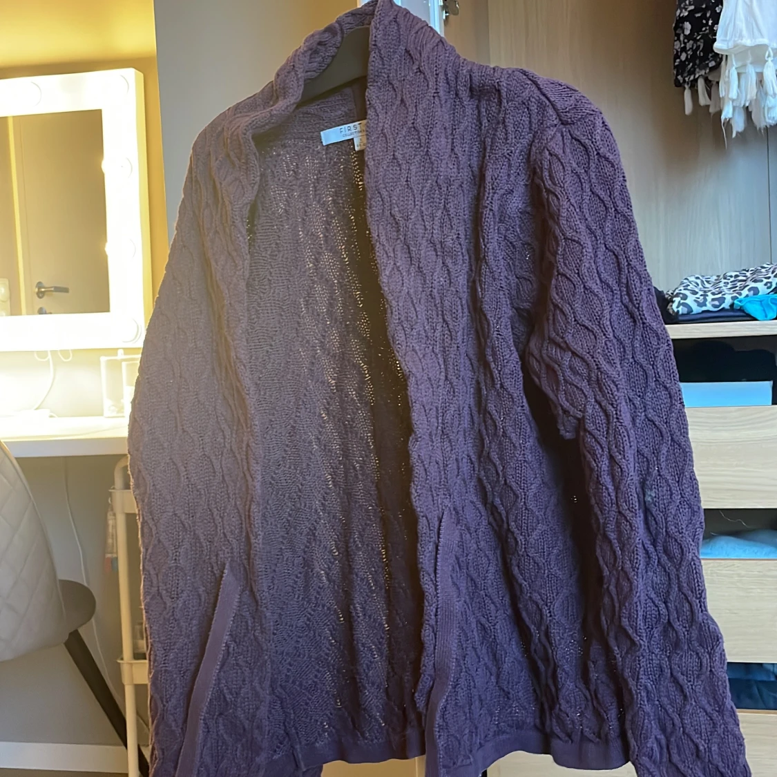 Lila stickad kofta från First Class